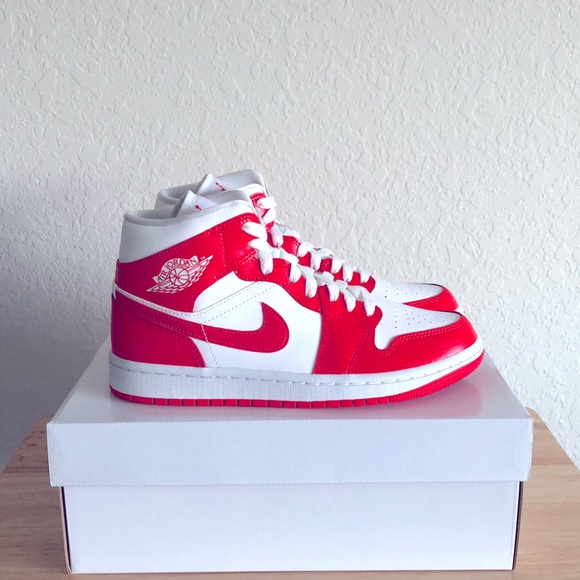 Nike Shoes - ❤️🤍NIKE AIR JORDAN 1 MID SNEAKERS🤍❤️